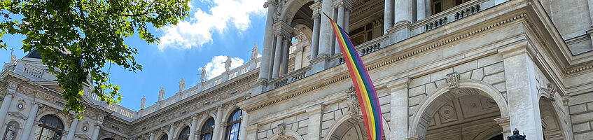 Hauptgebäude der Universität Wien mit gehisster Regenbogenflagge davor