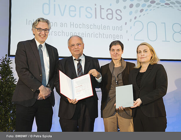 Secretary General Martin Netzer, Rector Heinz Engl, Sylwia Bukowska and Lisa Appiano holding the diversitas award and certificate